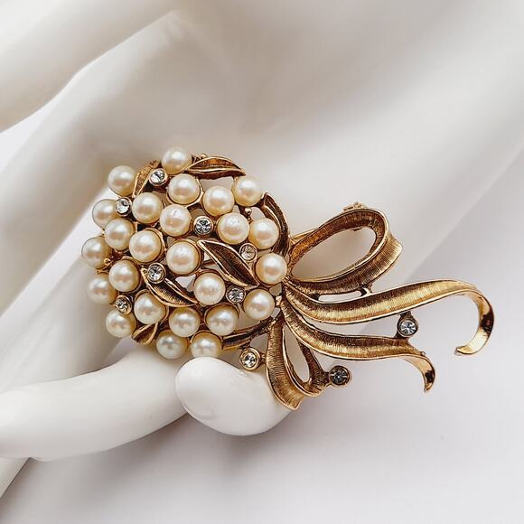 Vintage Floral Bouquet Faux Pearls Clear Rhinestones Gold Tone Brooch - Picture 1 of 7